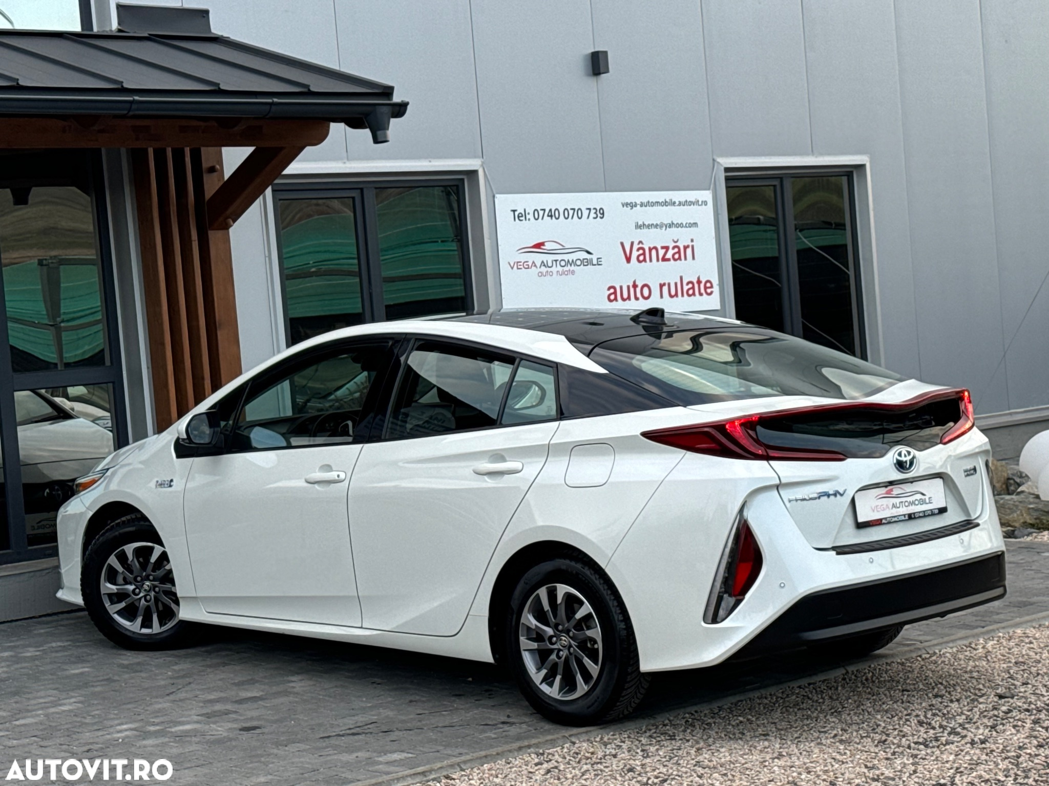 Toyota Prius Plug-in Hybrid Solar - 4