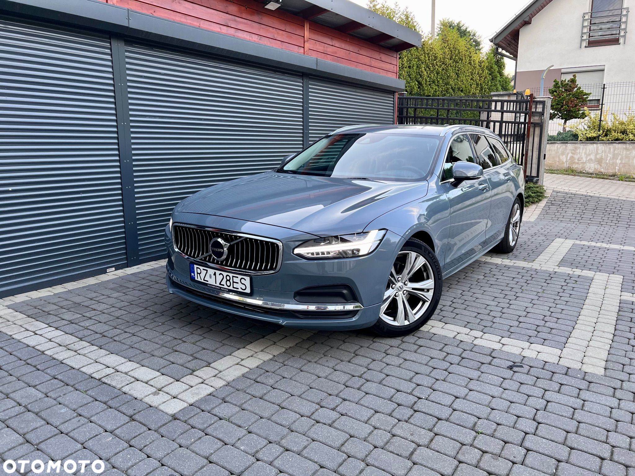 Volvo V90 D3 Momentum Pro - 1