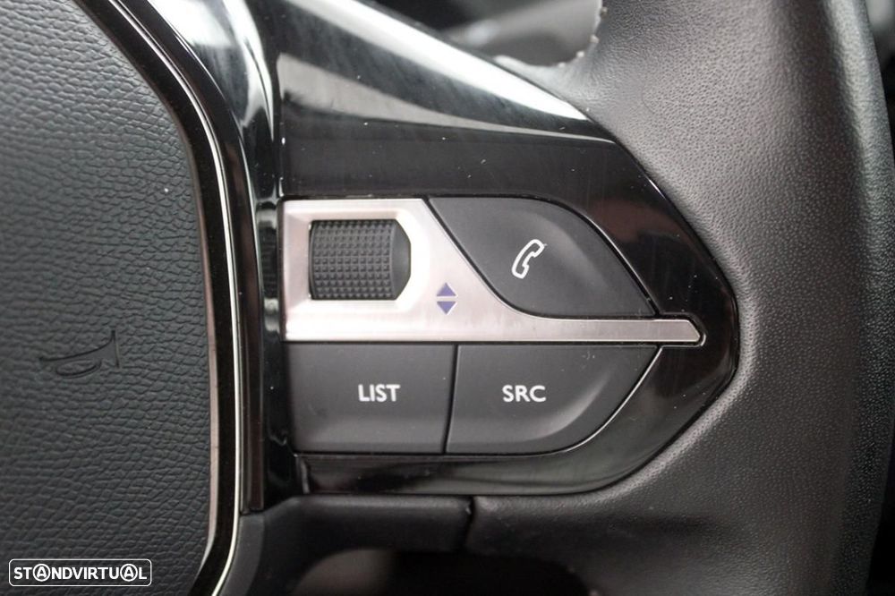 Peugeot e-2008 Allure - 17