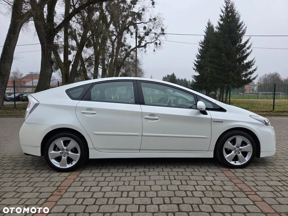 Toyota Prius (Hybrid) Executive - 11