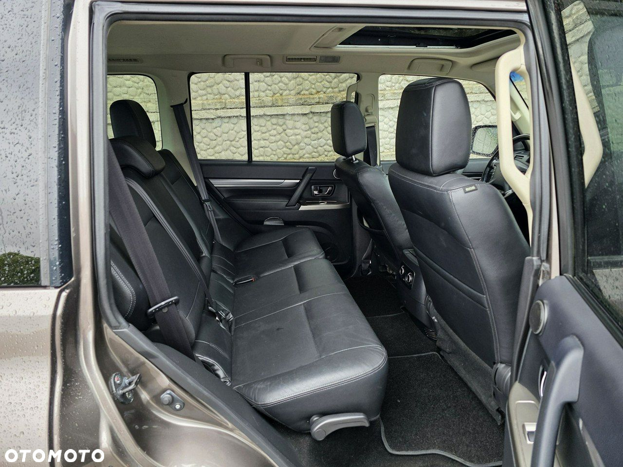 Mitsubishi Pajero - 24