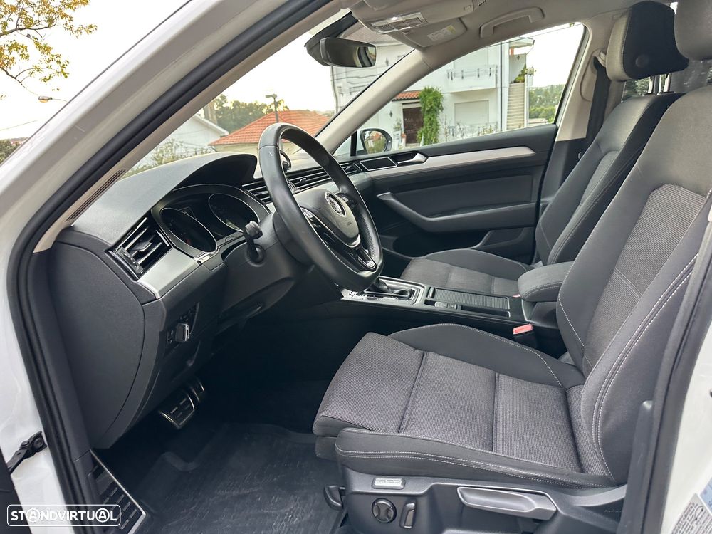 VW Passat Variant 2.0 TDI R-Line - 24