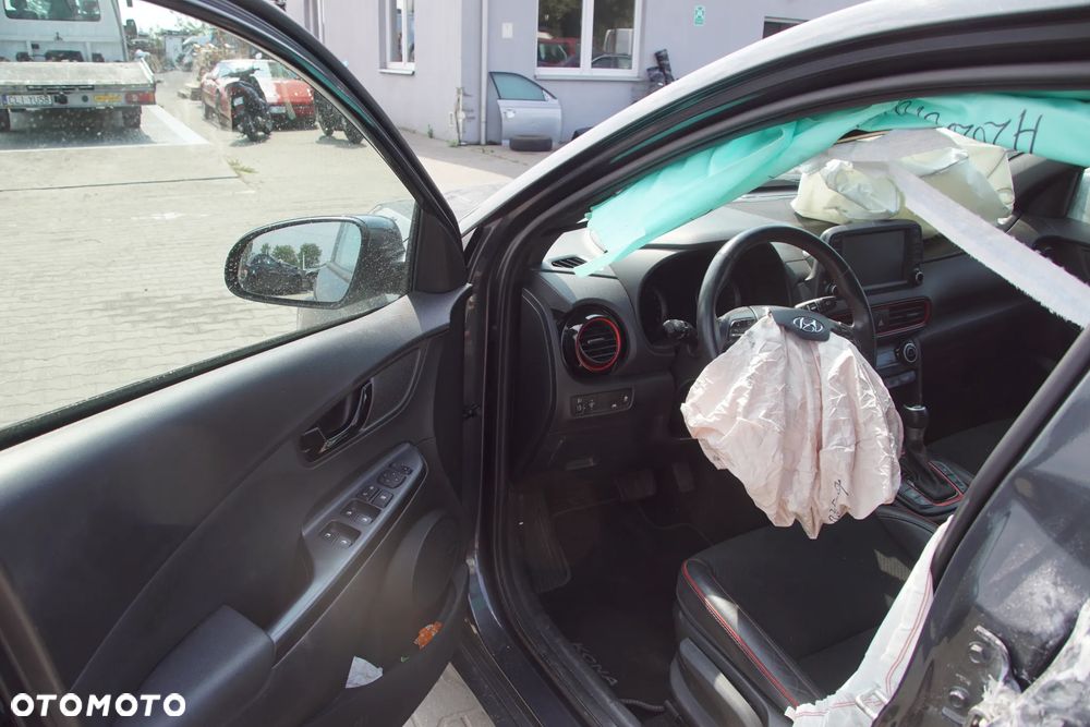 Auto na części - Hyundai Kona I 1.6 T-GDI 177 KM G4FJ D7UF1 YG7 2019R Silnik Skrzynia Drzwi Maska Błotnik Zderzak Klapa Lampa Lusterko Klamka Szyba Deska Kokpit Sterownik Moduł Czujnik Licznik Wyświetlacz Panel Kierownica - 8