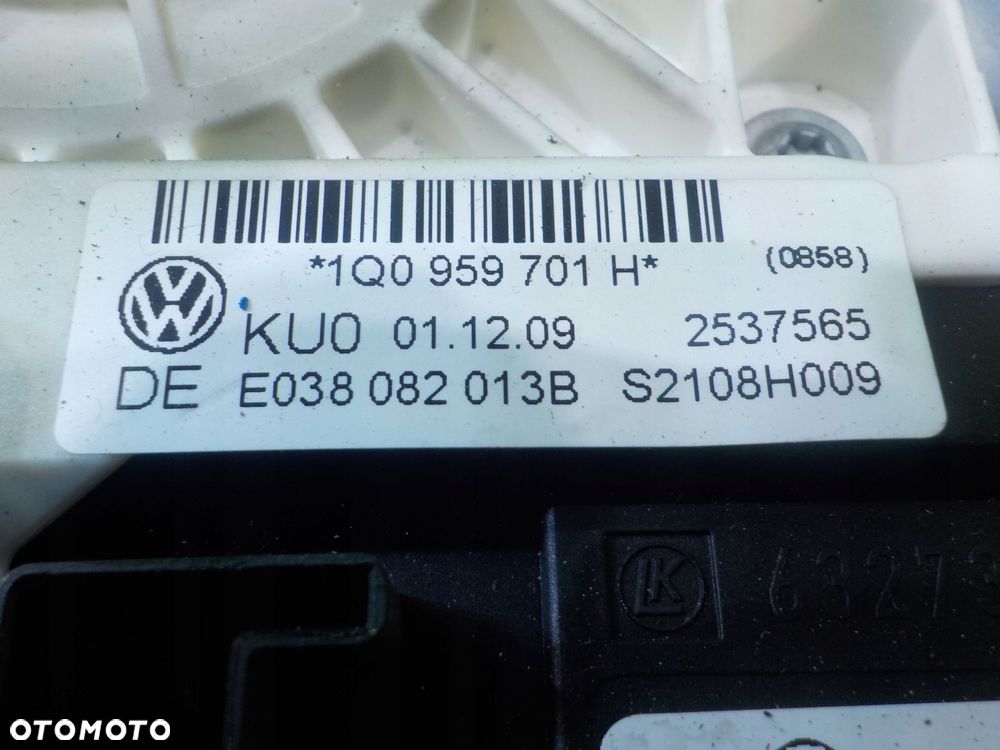 SCIROCCO 2.0 TDI 10r 3D podnosnik szyby prawy przod 5K0959793A - 3