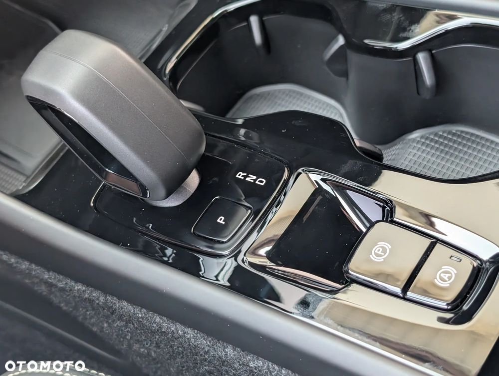Volvo XC 40 B4 AWD Ultimate Dark - 25
