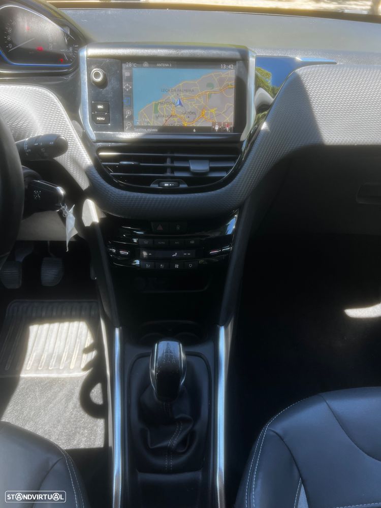 Peugeot 2008 1.2 PureTech Allure - 17