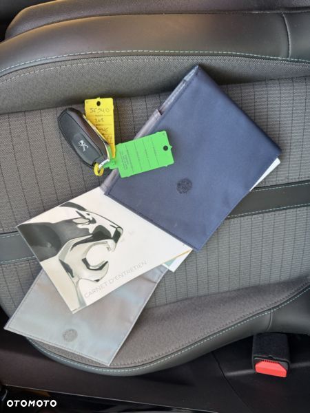 Peugeot 208 PureTech 100 EAT8 Allure - 13