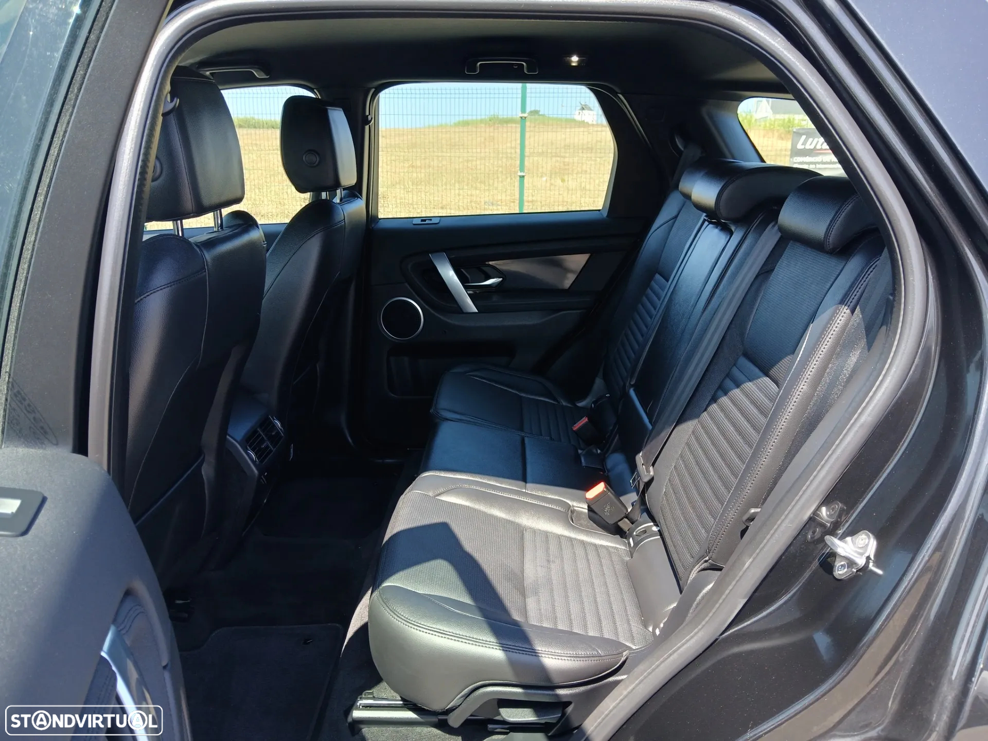 Land Rover Discovery Sport 1.5 I3 P300e AWD R-Dynamic SE - 17