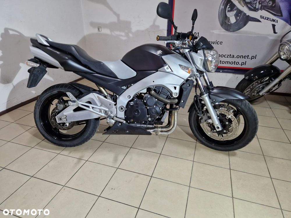 Suzuki GSR - 8