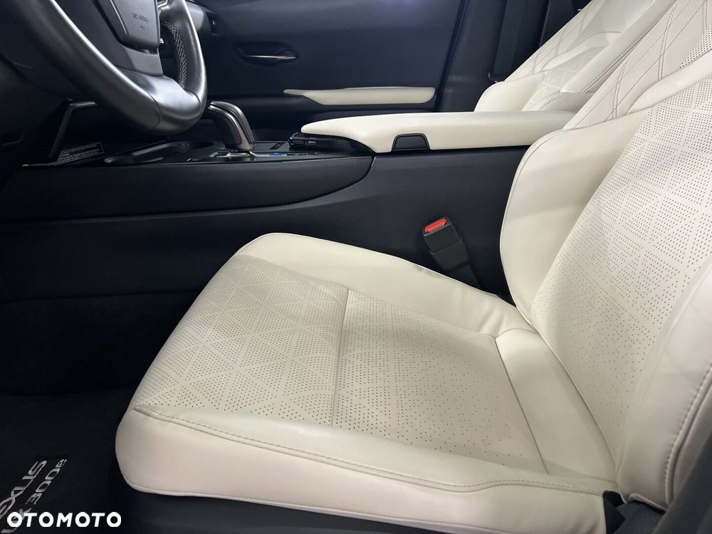 Lexus UX - 10
