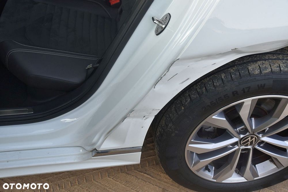 Volkswagen Passat Variant 2.0 TDI SCR DSG 4Motion Elegance - 15