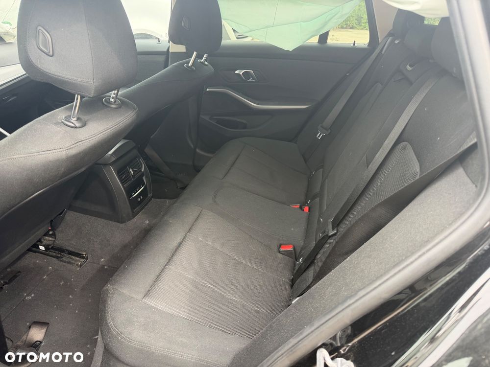 BMW Seria 3 318d mHEV - 12