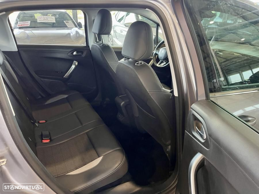 Peugeot 2008 1.2 PureTech Allure - 22