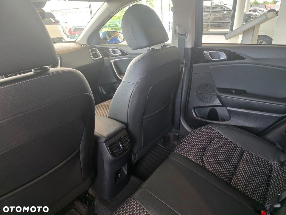 Kia Ceed - 31
