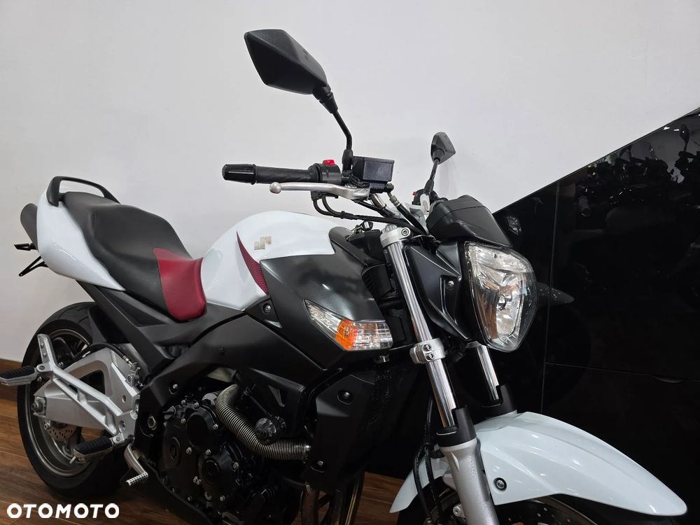 Suzuki GSR - 3