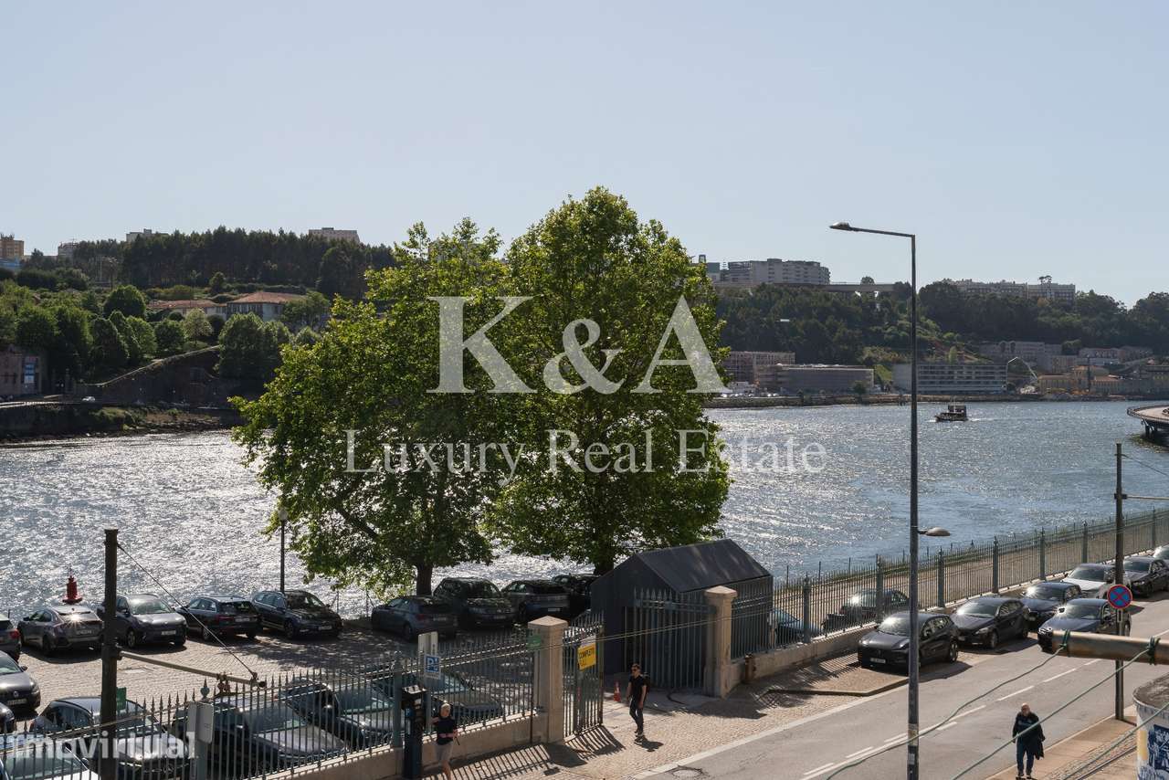 Dois prédios contíguos na zona histórica do Porto, com vistas diretas - Grande imagem: 5/6