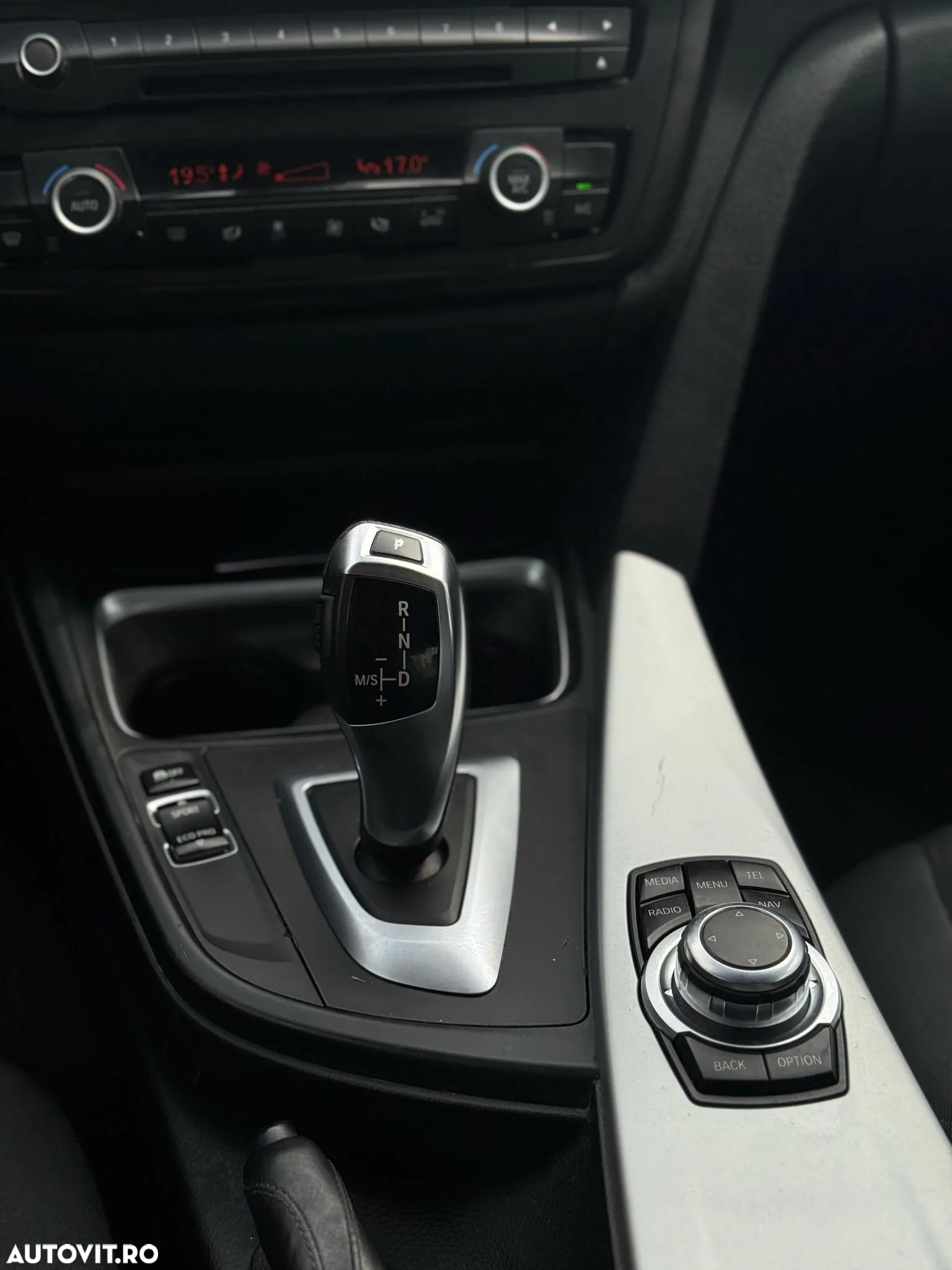 BMW Seria 3 318d Touring Aut. - 38