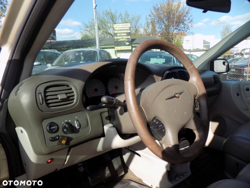 Chrysler Town & Country - 5