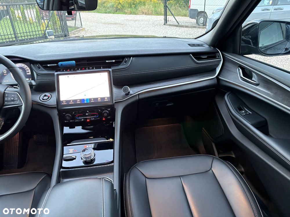 Jeep Grand Cherokee - 23