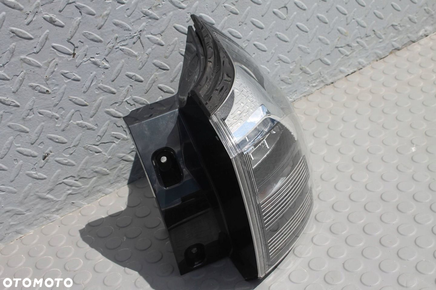 LAMPA W BŁOTNIK PRAWY TYŁ PRAWA TYLNA SUZUKI SX4 S-CROSS II 21- - 3
