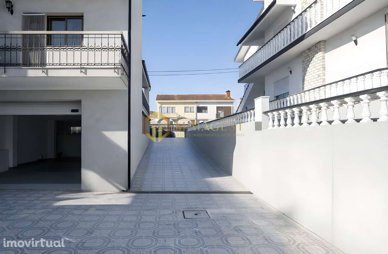 Moradia T4+1 de 3 Frentes com Jardim e Garagem para 4 Viaturas - Grande imagem: 5/35