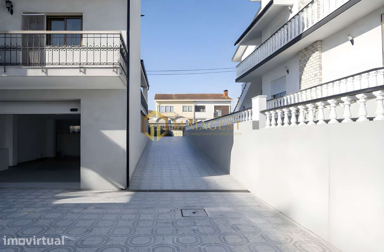 Moradia T4+1 de 3 Frentes com Jardim e Garagem para 4 Viaturas - Grande imagem: 5/35