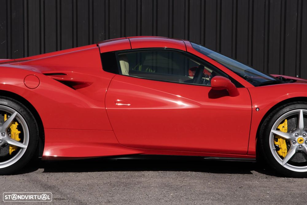 Ferrari F8 Tributo Spider - 32