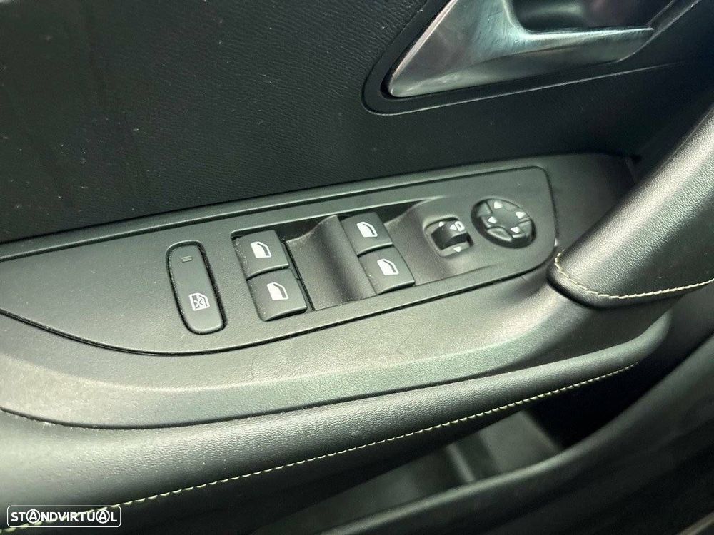 Peugeot 2008 1.2 PureTech GT EAT8 - 22