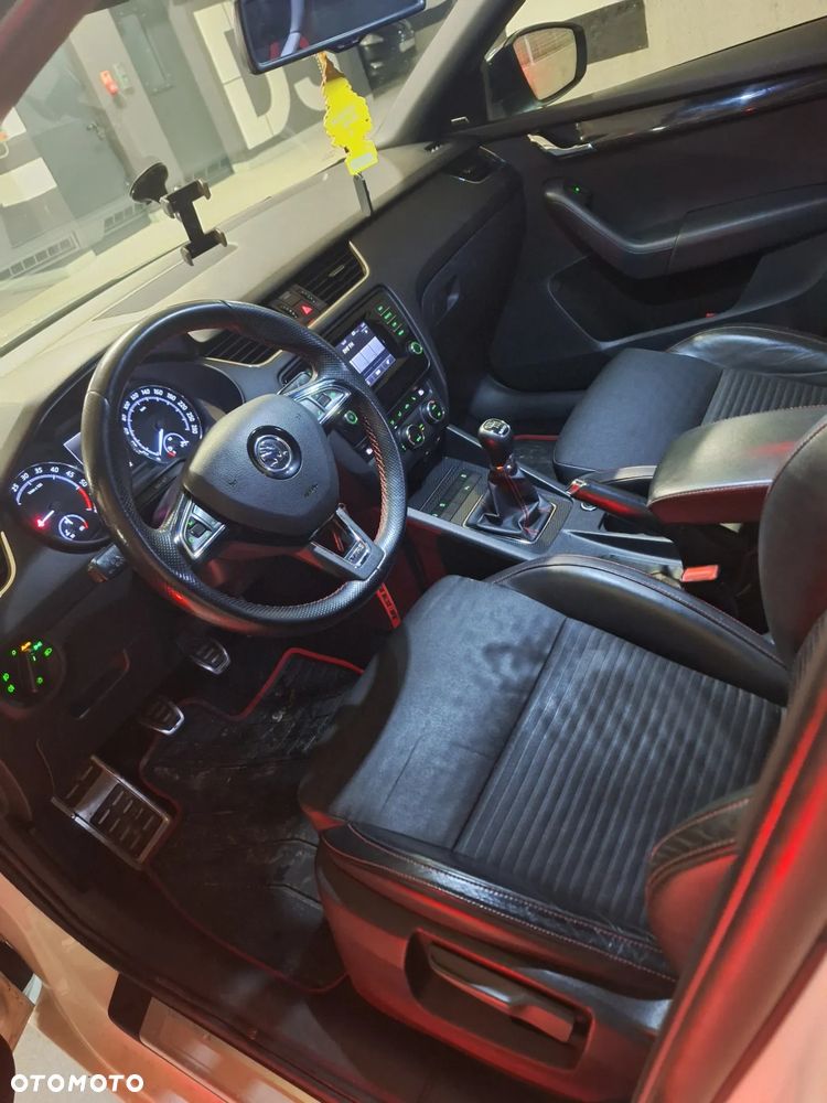 Skoda Octavia Combi 2.0 TDI RS - 16