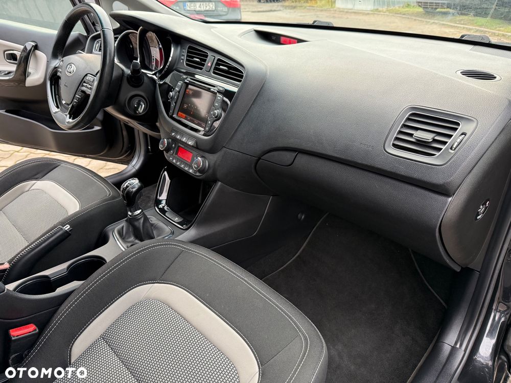 Kia Ceed 1.6 GDI Dream Team Edition - 16