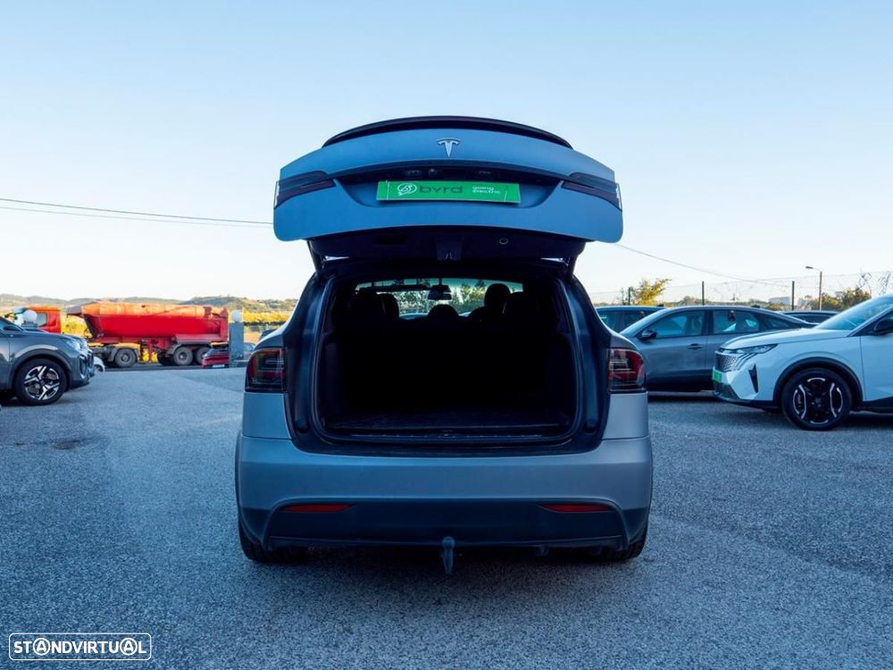 Tesla Model X - 15