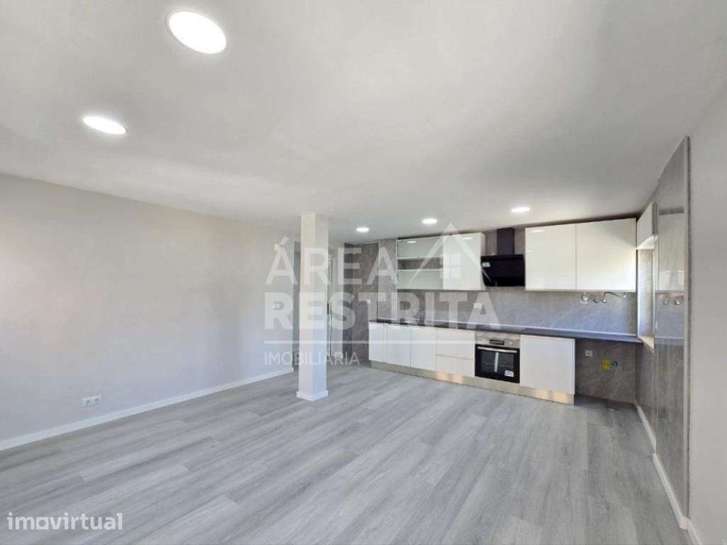 Apartamento Remodelado T2, c/Arrecadação, Centro de Corroios - Grande imagem: 2/21