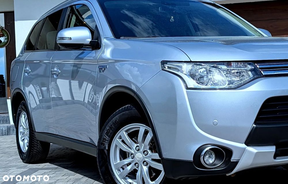 Mitsubishi Outlander Instyle NAVI + - 20