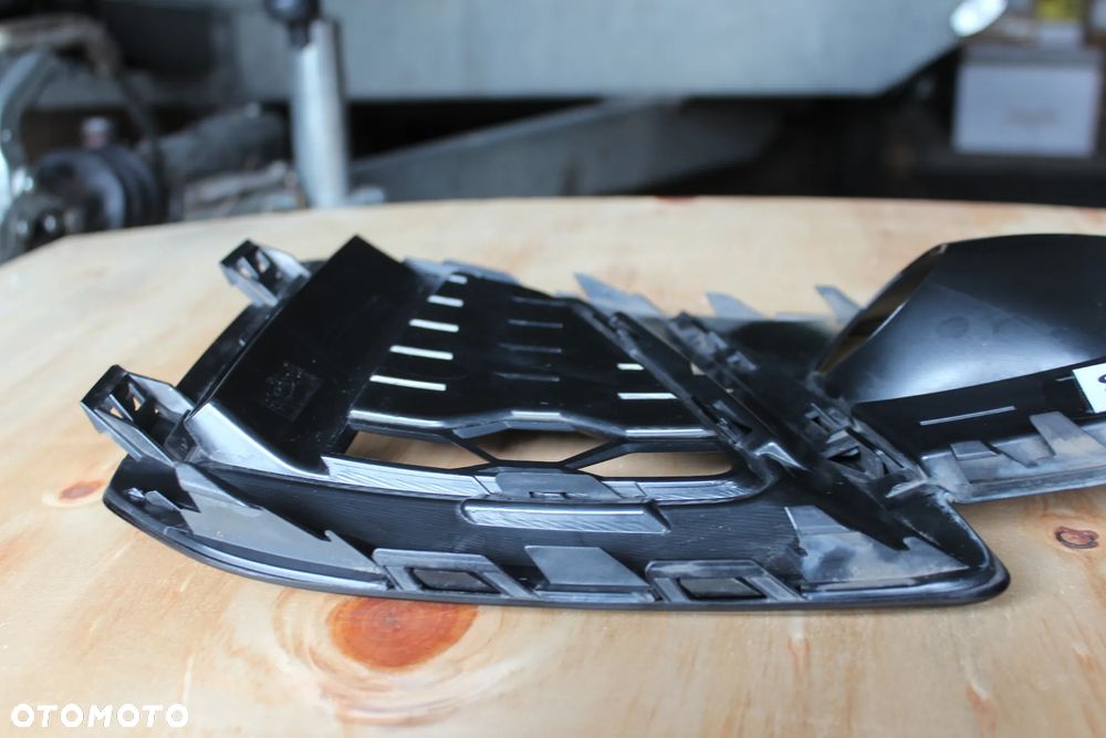 KRATKA ZDERZAKA PRAWA AUDI A4 B9 LIFT S LINE 8W0807682AM 2020 - 10