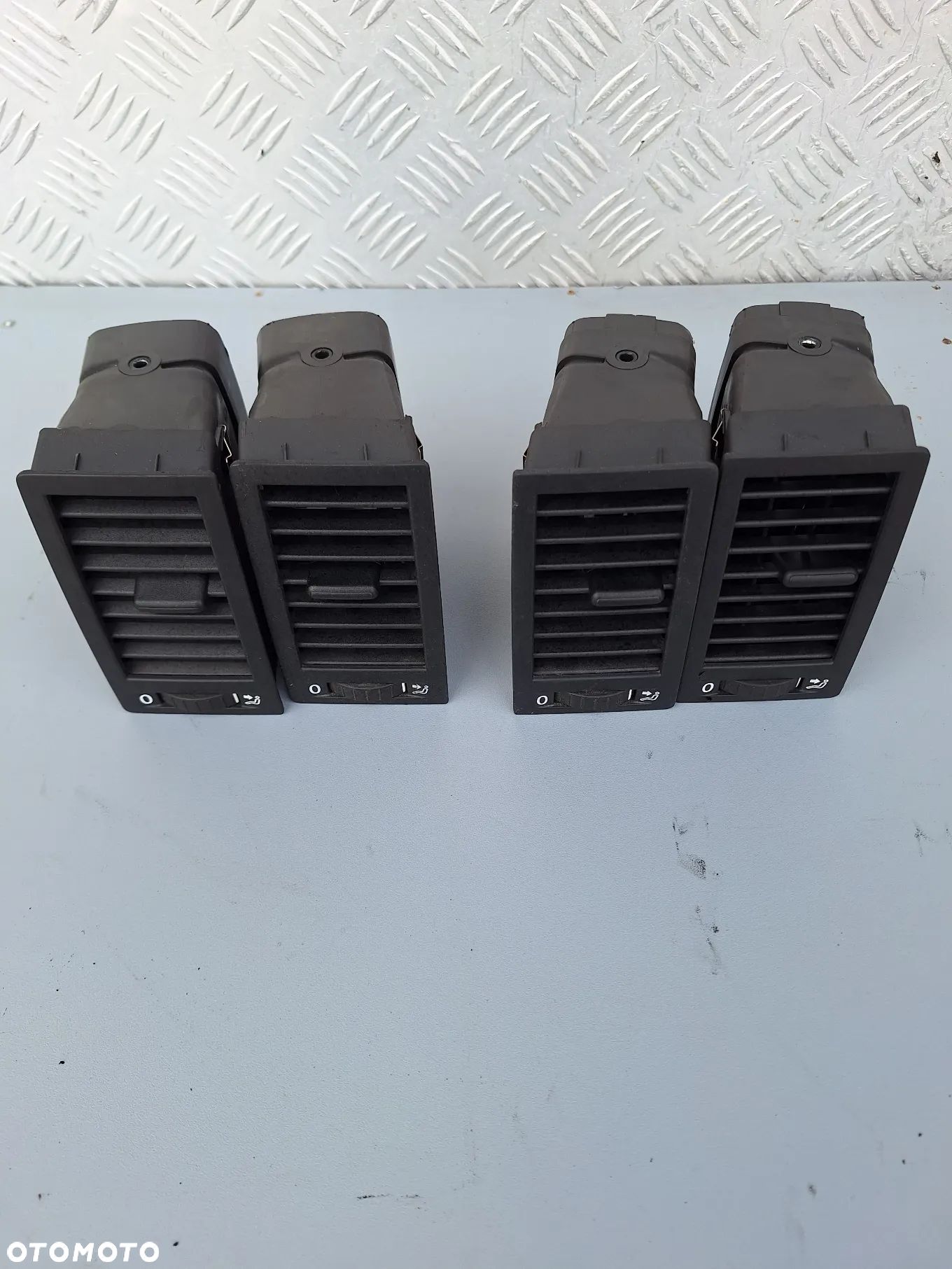 KRATKA NAWIEWU KABINY PRAWA - LEWA VW MULTIVAN T5 - 1
