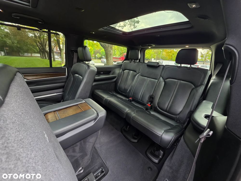 Jeep Grand Wagoneer - 28