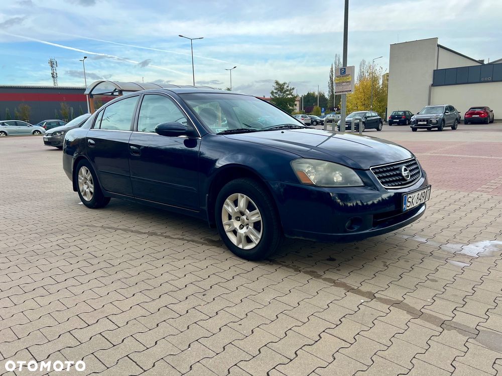 Nissan Altima - 1