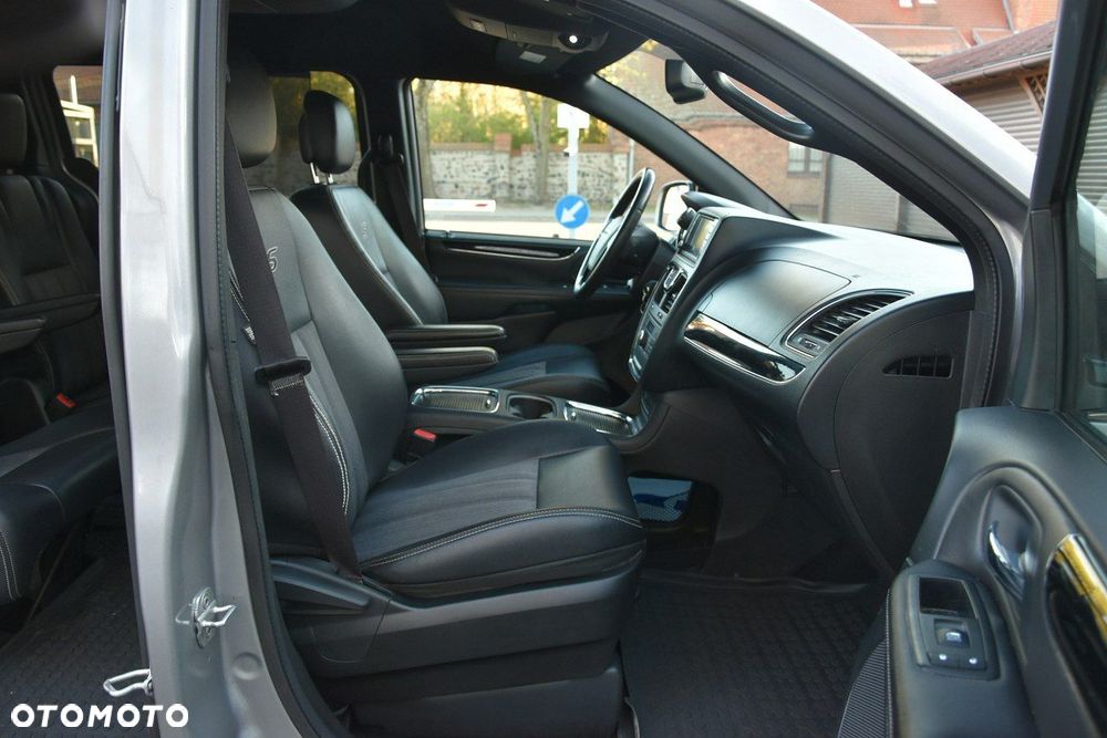 Chrysler Town & Country - 17