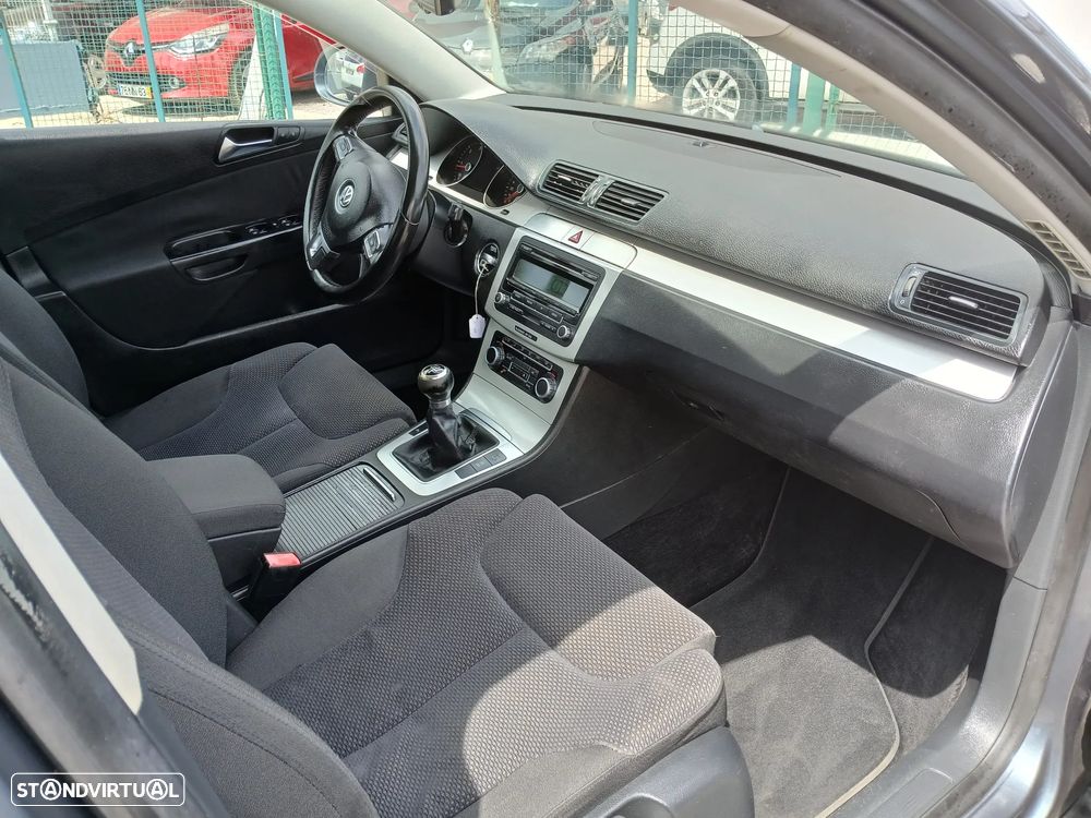 VW Passat 1.6 TDI BlueMotion Comfortline - 22