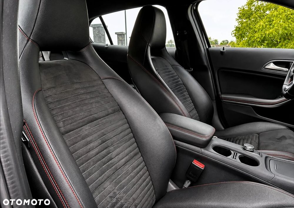 Mercedes-Benz GLA 250 4Matic 7G-DCT - 14
