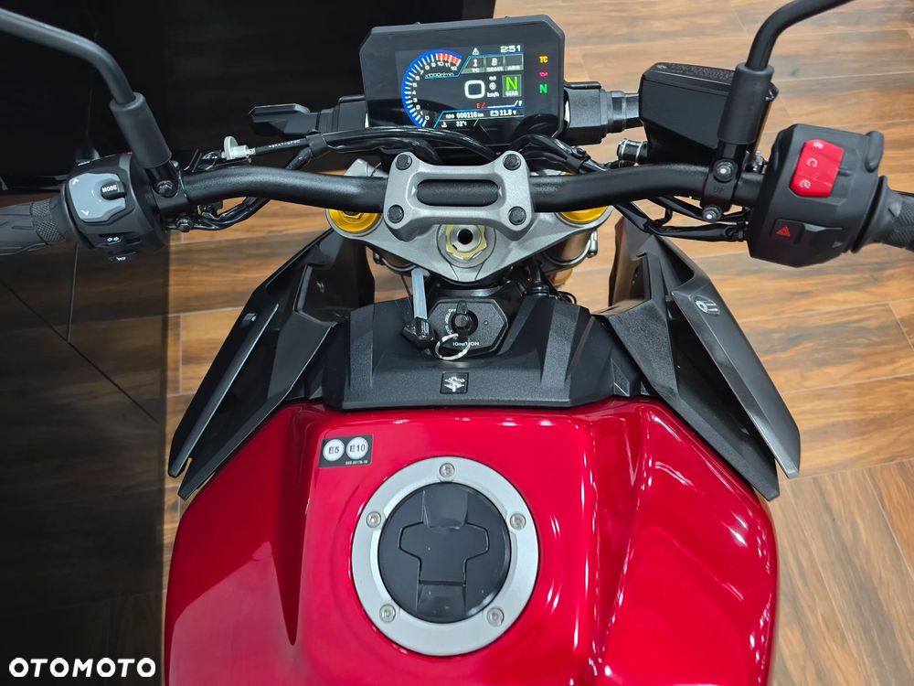 Suzuki GSX - 6