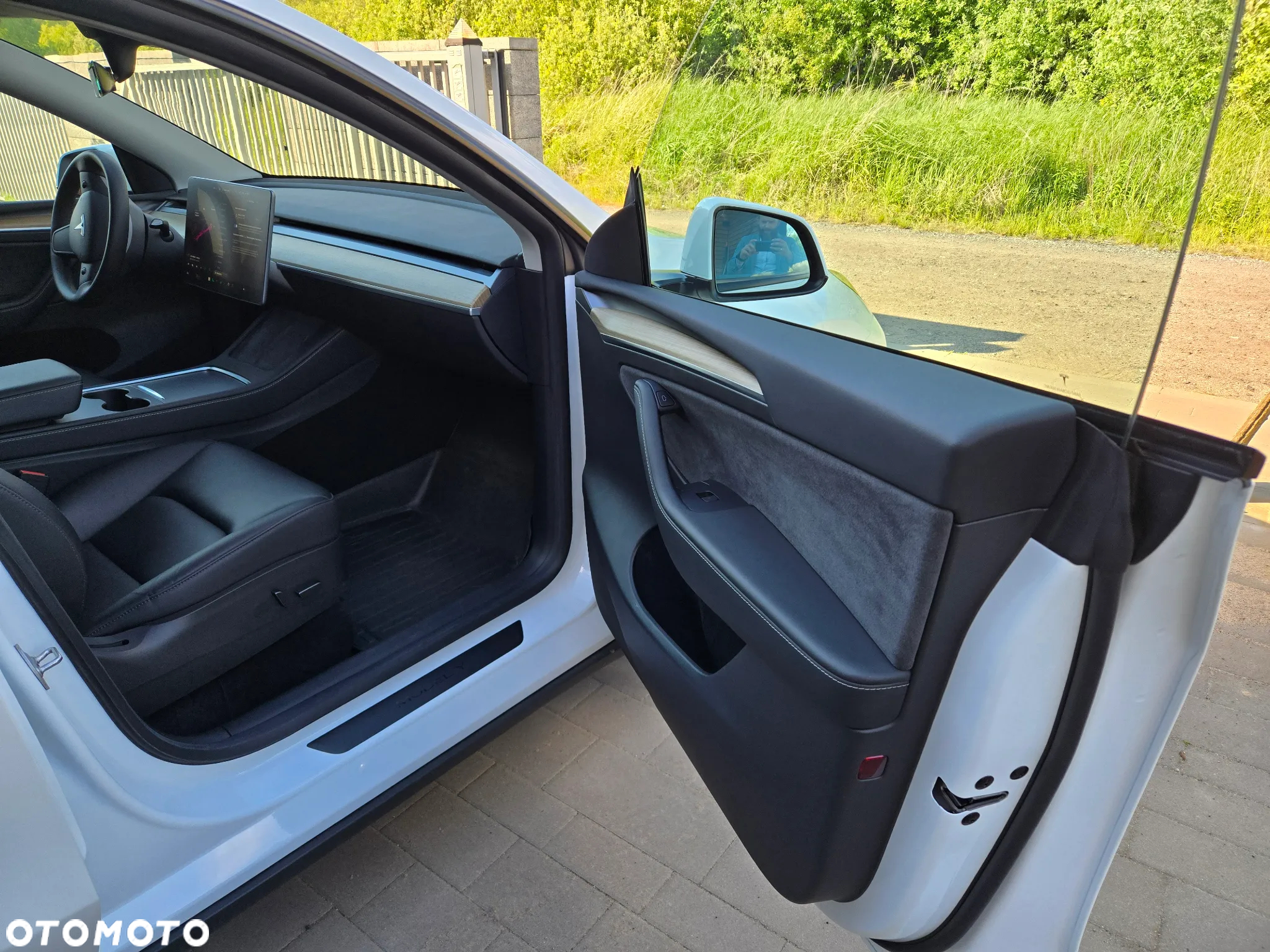 Tesla Y Long Range AWD - 12
