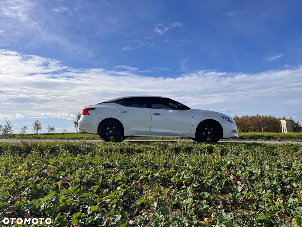 Nissan Maxima - 1