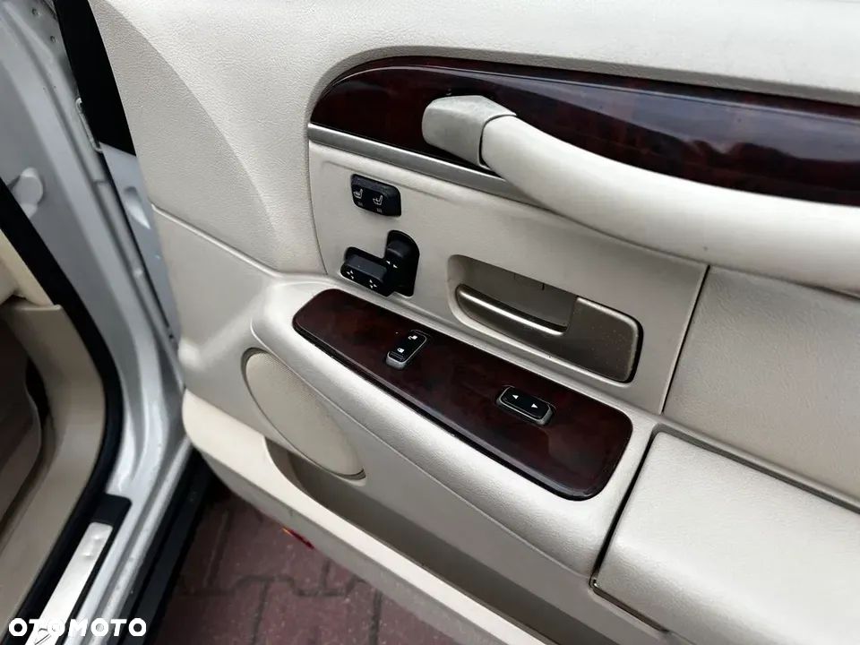Lincoln Town Car - 31