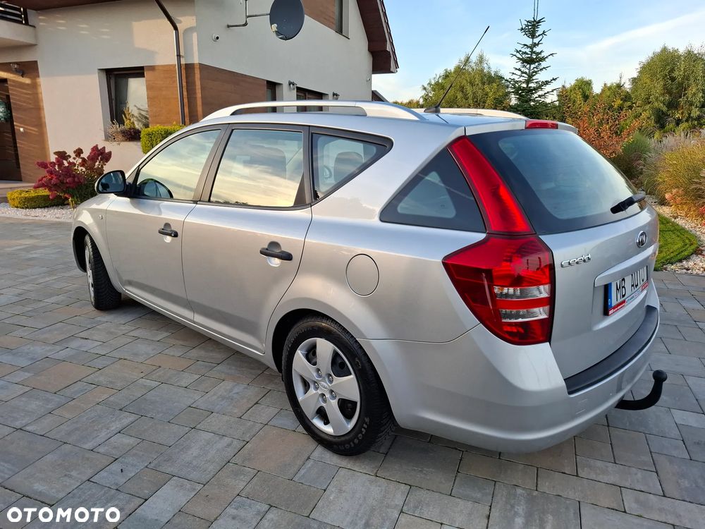 Kia Ceed - 11