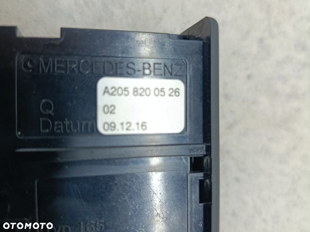 GNIAZDO USB MERCEDES-BENZ W205 A2058200526 2.0 16V C200 - 4
