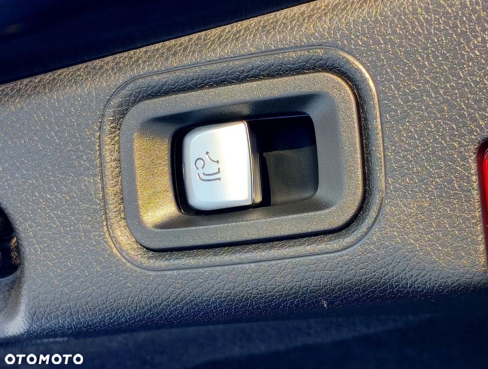 Mercedes-Benz Klasa E 300 4Matic 9G-TRONIC - 23