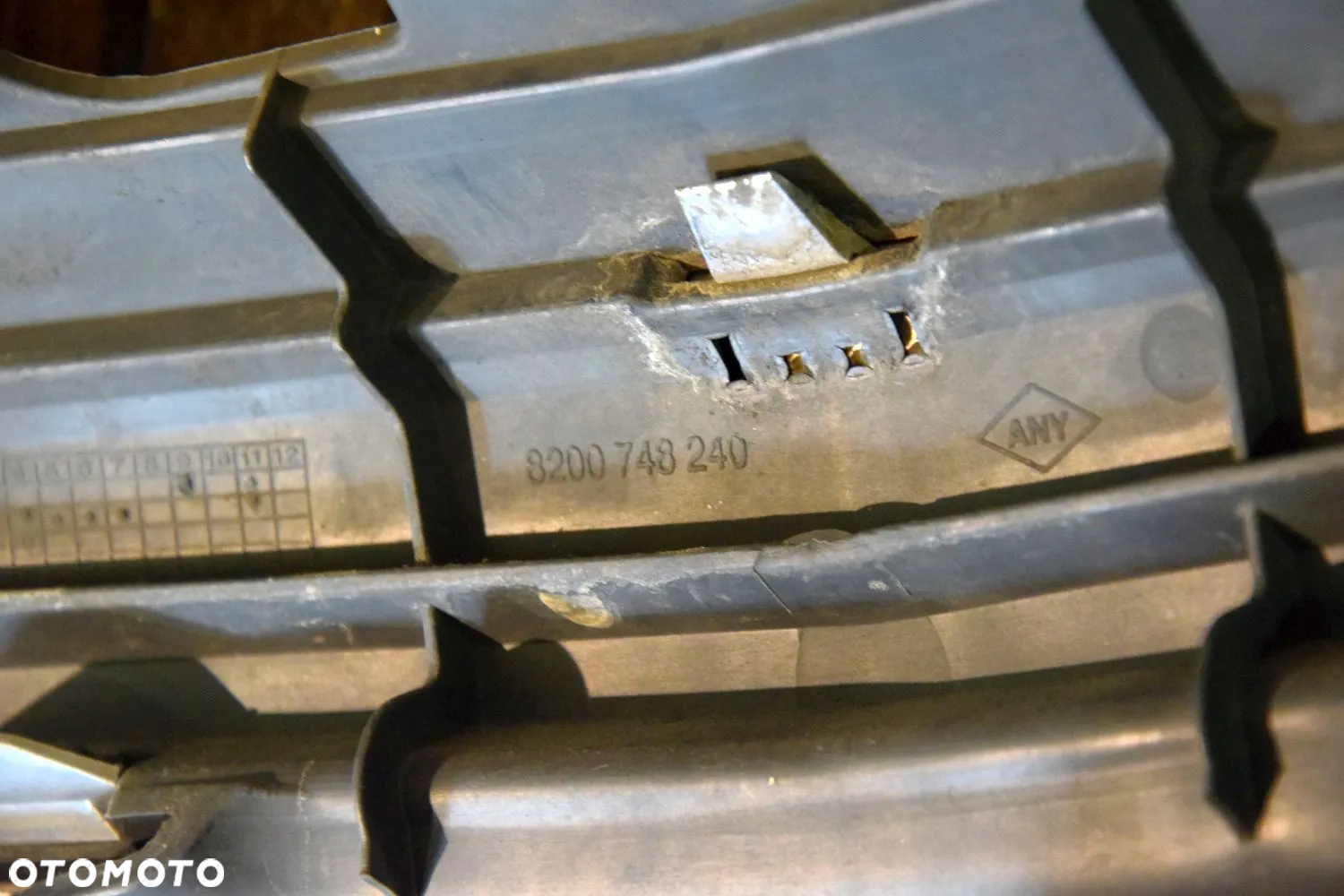 Dacia Logan I LIFT 08-12 Grill atrapa chłodnicy logo znaczek ORYGINAŁ 8200748240 - 5