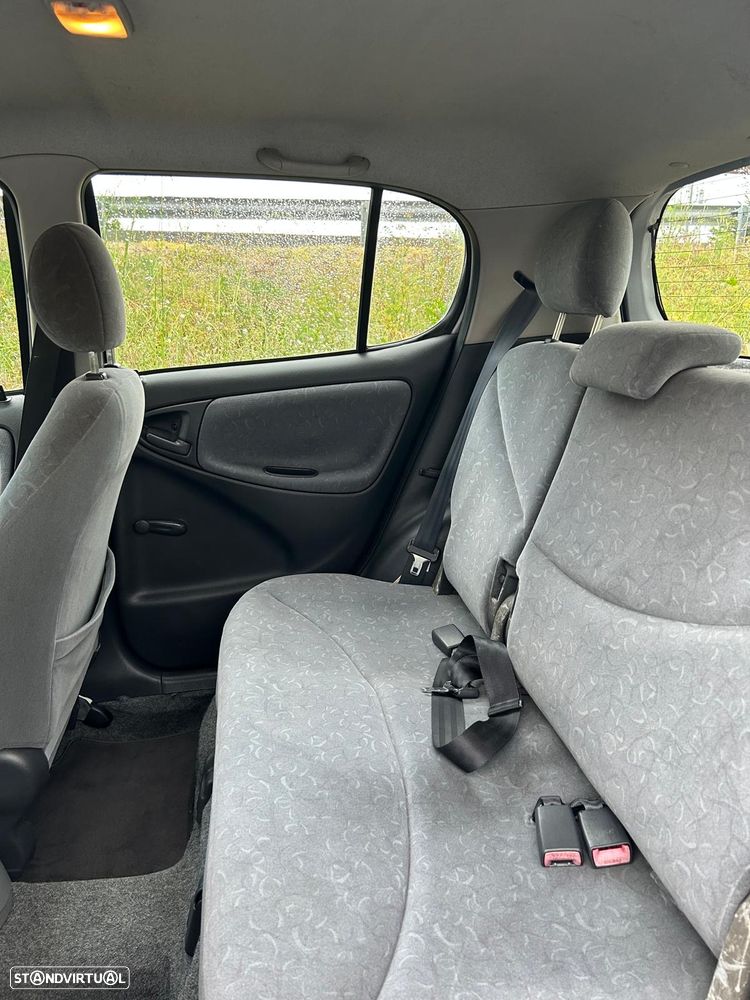 Toyota Yaris 1.0 Base C/Radio - 6