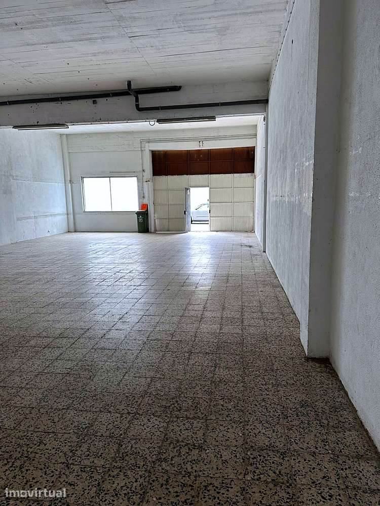 Armazém 200 m² em Camarate, acesso direto à rua e portão de correr - Grande imagem: 2/12